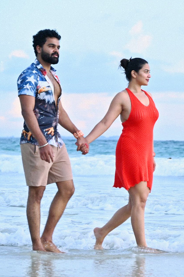 Bigg_20Boss_20Fame_20Inaya_20Sultana_20chills_20With_20Boyfriend_20In_20Beach_20Photos_20_281_29.jpg 2