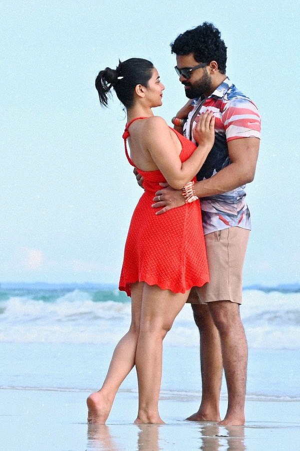 Bigg_20Boss_20Fame_20Inaya_20Sultana_20chills_20With_20Boyfriend_20In_20Beach_20Photos_20_283_29.jpg 4