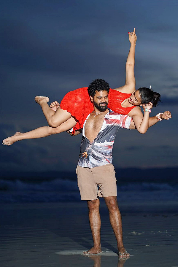 Bigg_20Boss_20Fame_20Inaya_20Sultana_20chills_20With_20Boyfriend_20In_20Beach_20Photos_20_287_29.jpg 8