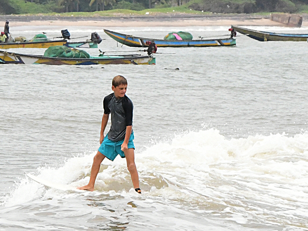 Foreign_20surfers_20ride_20at_20Visakhapatnam_20Photos_1.jpg 1
