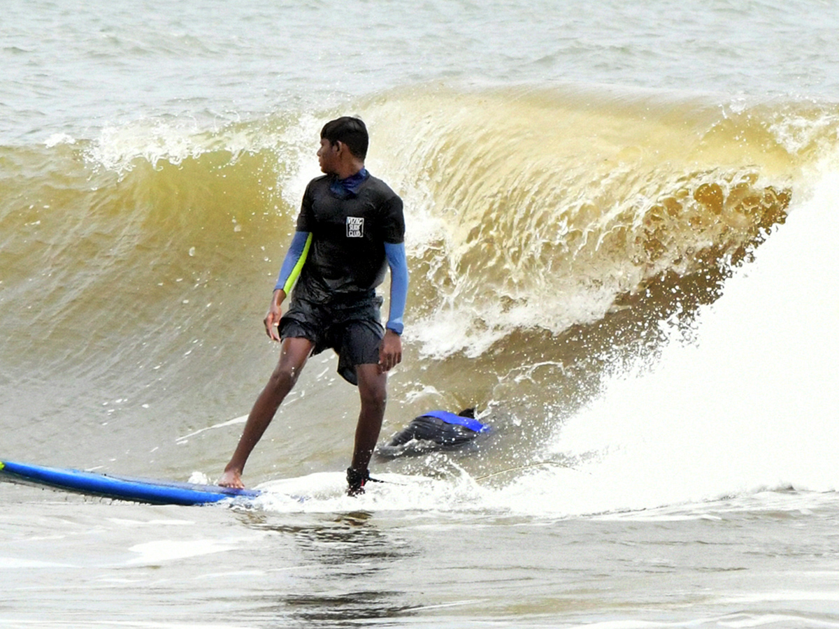 Foreign_20surfers_20ride_20at_20Visakhapatnam_20Photos_3.jpg 2