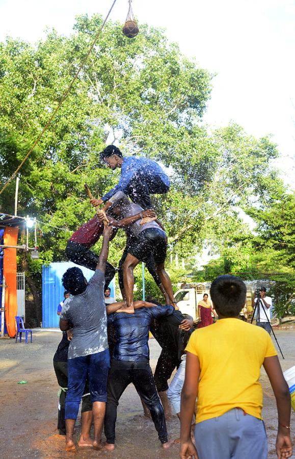 sri_20krishna_20janmashtami_20celebrations_20in_20telugu_20states_18.jpg 18