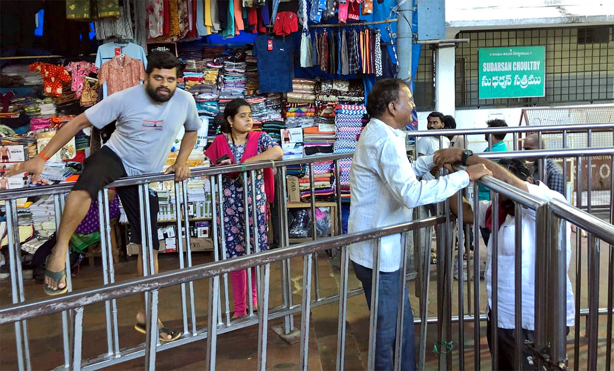 Devotee_20Rush_20Continues_20at_20Tirumala_20Photos_12.jpg 12