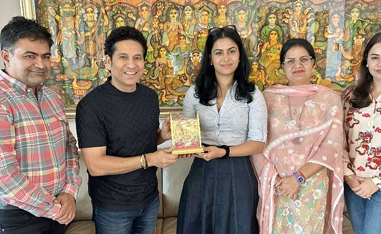 Manu_20Bhaker_20meets_20cricket_20god_20Sachin_20Tendulkar_20Photos_20_2813_29.jpg 3