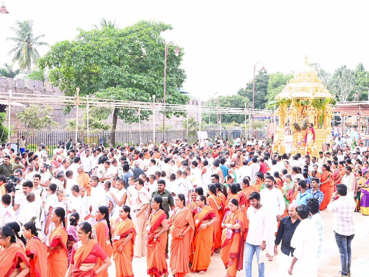Swarna_20Rathotsavam_20For_20Sri_20Bhramaramba_20Mallikarjuna_20In_20Srisailam_5.jpg 5