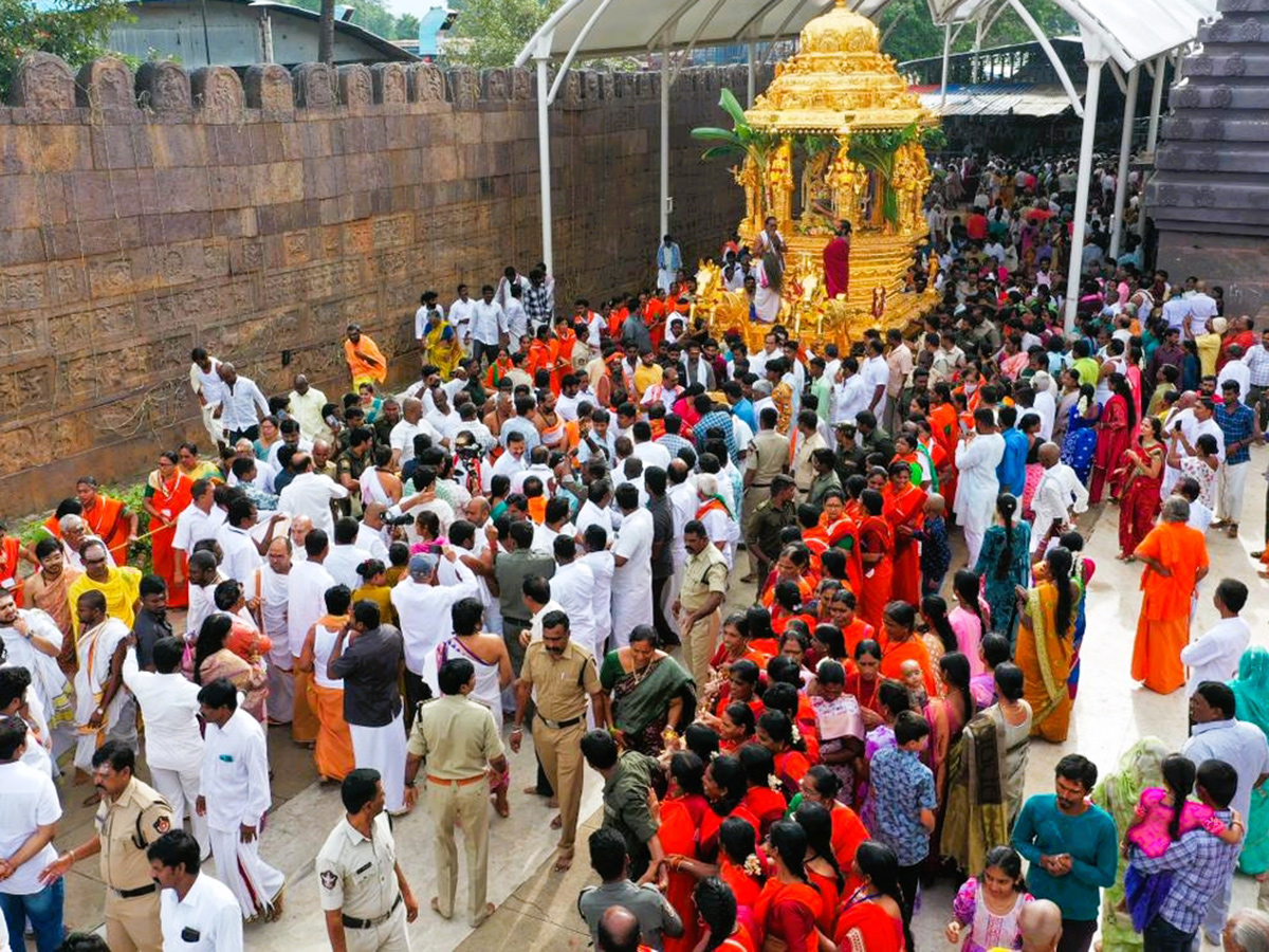 Swarna_20Rathotsavam_20For_20Sri_20Bhramaramba_20Mallikarjuna_20In_20Srisailam_6.jpg 6