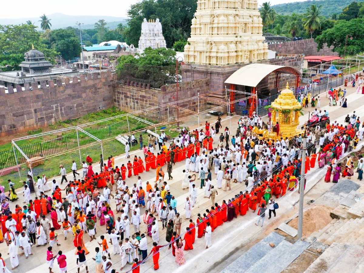 Swarna_20Rathotsavam_20For_20Sri_20Bhramaramba_20Mallikarjuna_20In_20Srisailam_8.jpg 8
