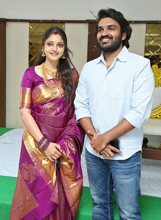 Kiran_20Abbavaram_20and_20Rahasya_20Gorak_20First_20Appearance_20Photos_14.jpg 12