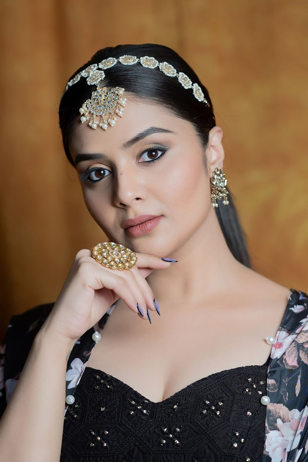 Sreemukhi-2.jpg 3