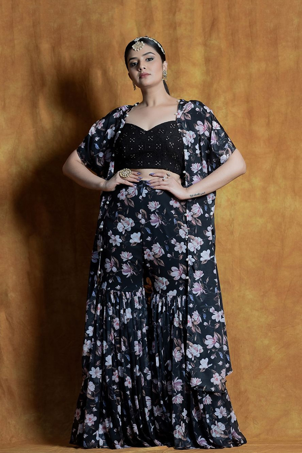 Sreemukhi-3.jpg 4