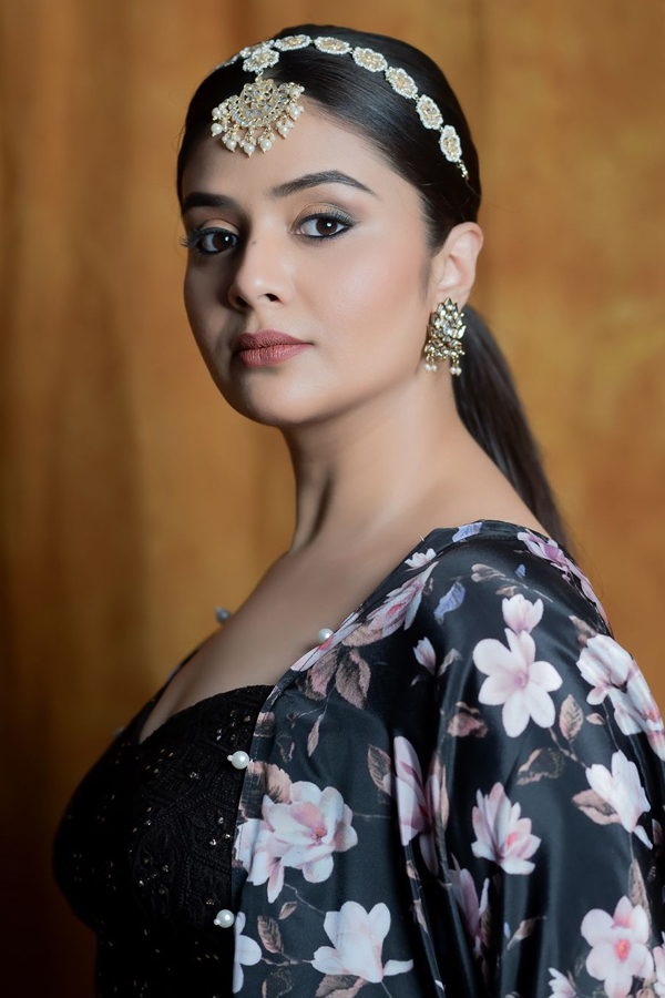 Sreemukhi-4.jpg 5