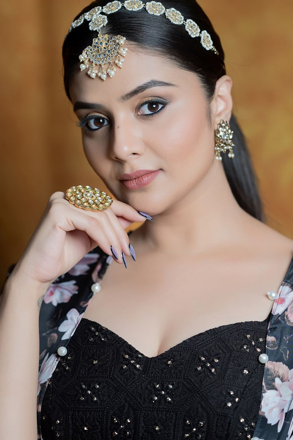 Sreemukhi-7.jpg 8