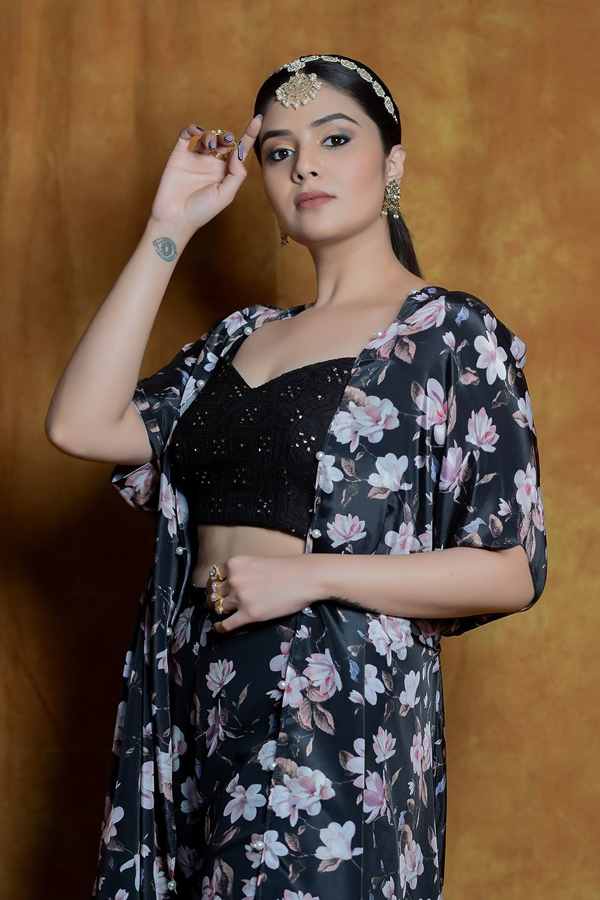 Sreemukhi-8.jpg 9