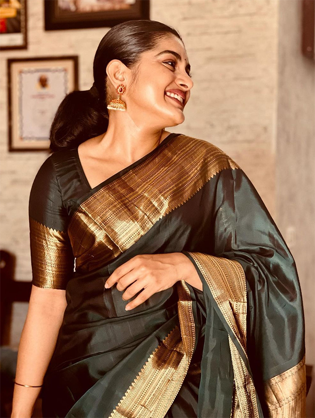 actress_20nivetha_20thomas_20photos_17.jpg 15