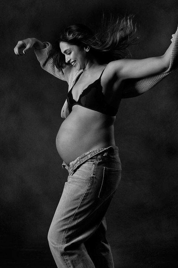 Deepika_20Padukone_2C_20Ranveer_20Singh_20share_20glimpses_20from_20pregnancy_20photoshoot_20_2811_29.jpg 12