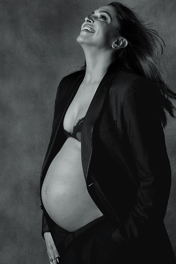 Deepika_20Padukone_2C_20Ranveer_20Singh_20share_20glimpses_20from_20pregnancy_20photoshoot_20_282_29.jpg 3