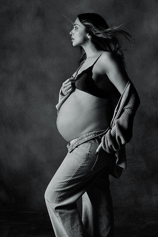 Deepika_20Padukone_2C_20Ranveer_20Singh_20share_20glimpses_20from_20pregnancy_20photoshoot_20_284_29.jpg 5