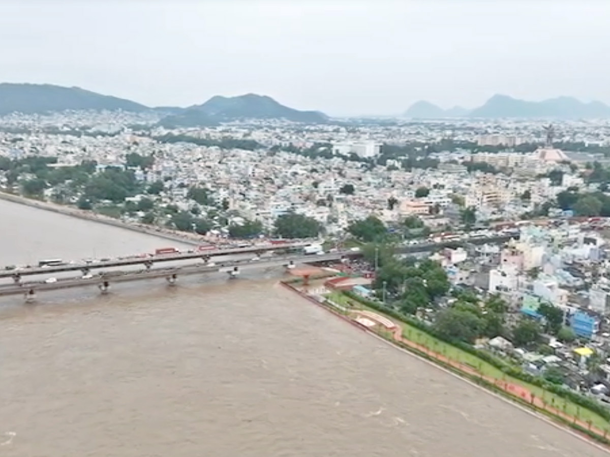 YS_20Jagan_20Visit_20the_20Flow_20of_20Krishna_20River_20Near_20Retaining_20Wall_20in_20Vijayawada_20Photos_20_2812_29.jpg 12