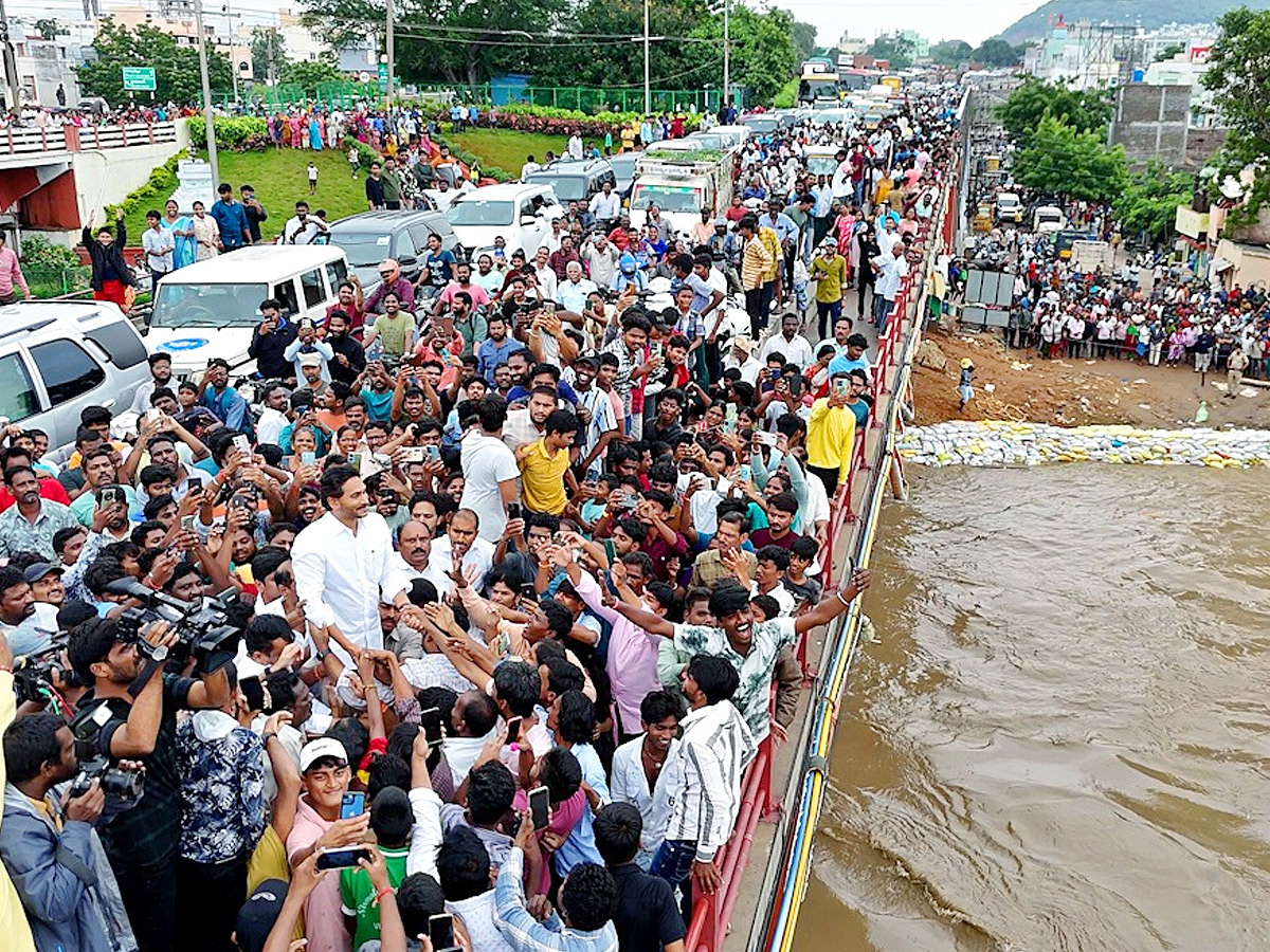 YS_20Jagan_20Visit_20the_20Flow_20of_20Krishna_20River_20Near_20Retaining_20Wall_20in_20Vijayawada_20Photos_20_284_29.jpg 4