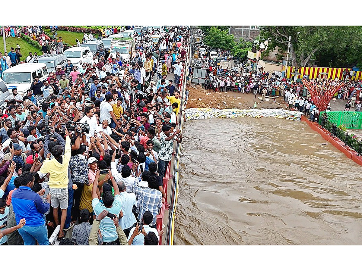 YS_20Jagan_20Visit_20the_20Flow_20of_20Krishna_20River_20Near_20Retaining_20Wall_20in_20Vijayawada_20Photos_20_285_29.jpg 5