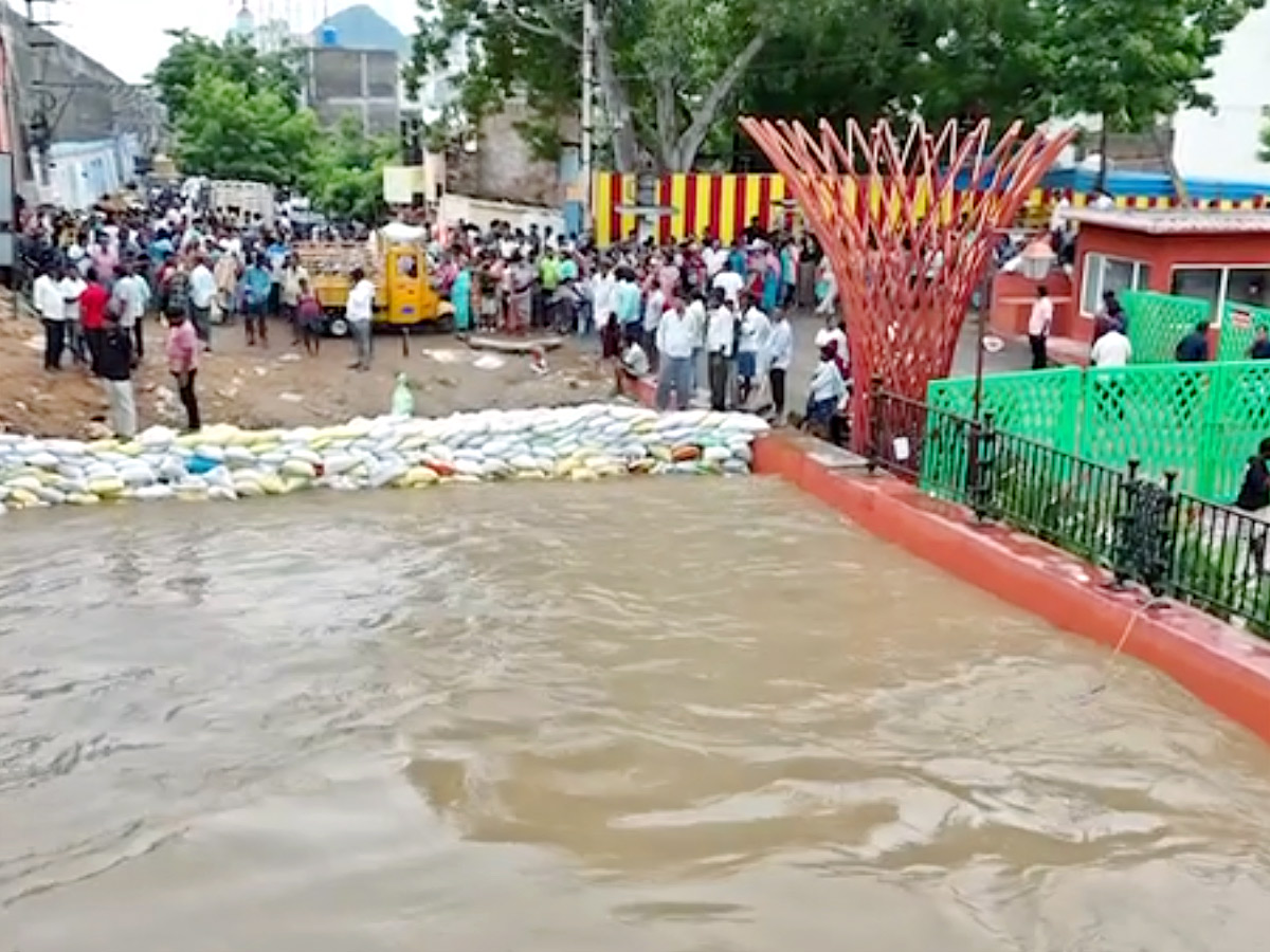 YS_20Jagan_20Visit_20the_20Flow_20of_20Krishna_20River_20Near_20Retaining_20Wall_20in_20Vijayawada_20Photos_20_289_29.jpg 9