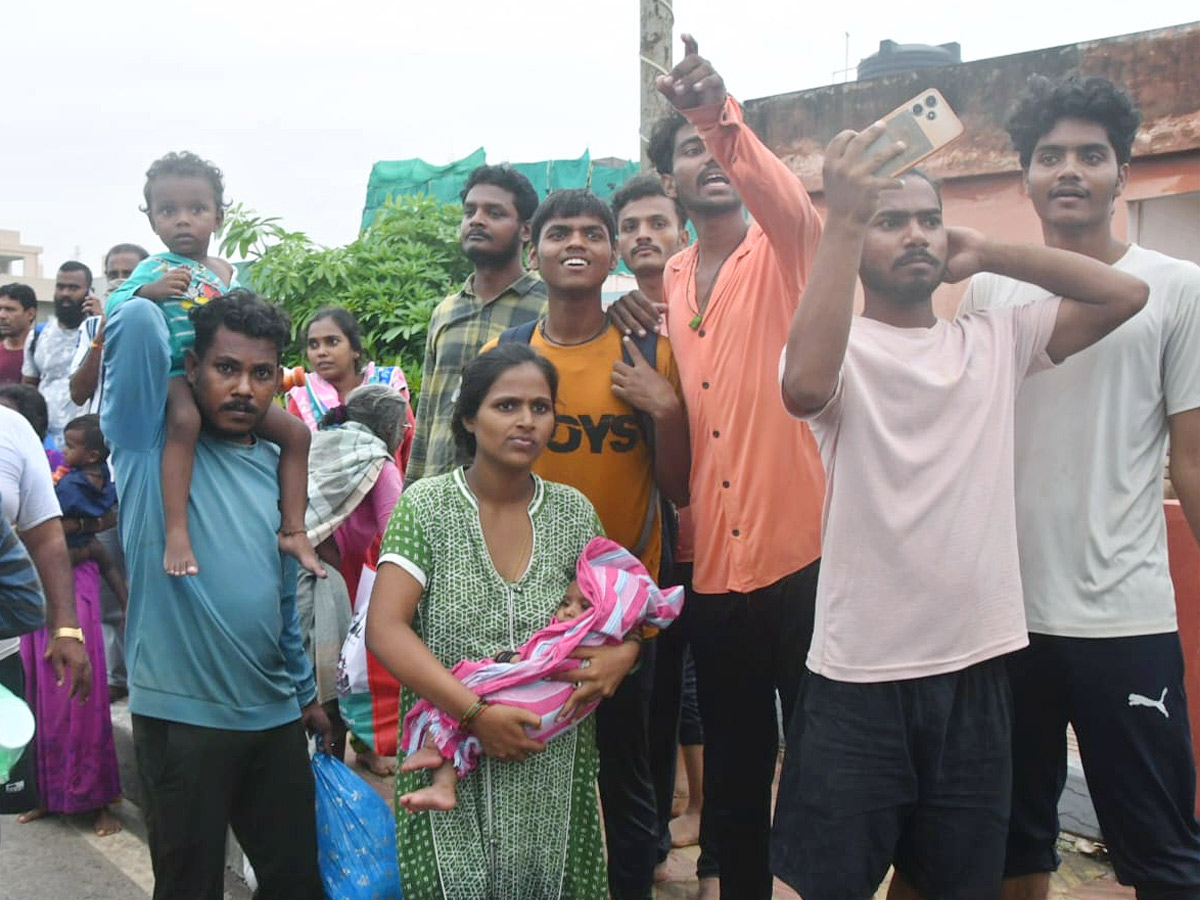 Ys_20jagan_20Visit_20Flooded_20Areas_20in_20Singh_20Nagar_20Photo_20Gallery_20_2810_29.jpg 10