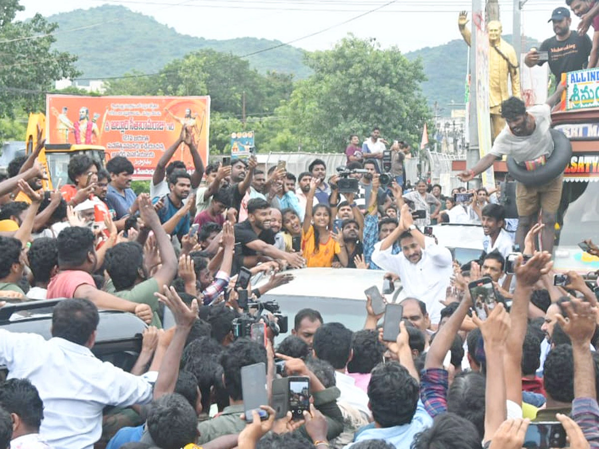 Ys_20jagan_20Visit_20Flooded_20Areas_20in_20Singh_20Nagar_20Photo_20Gallery_20_285_29.jpg 1