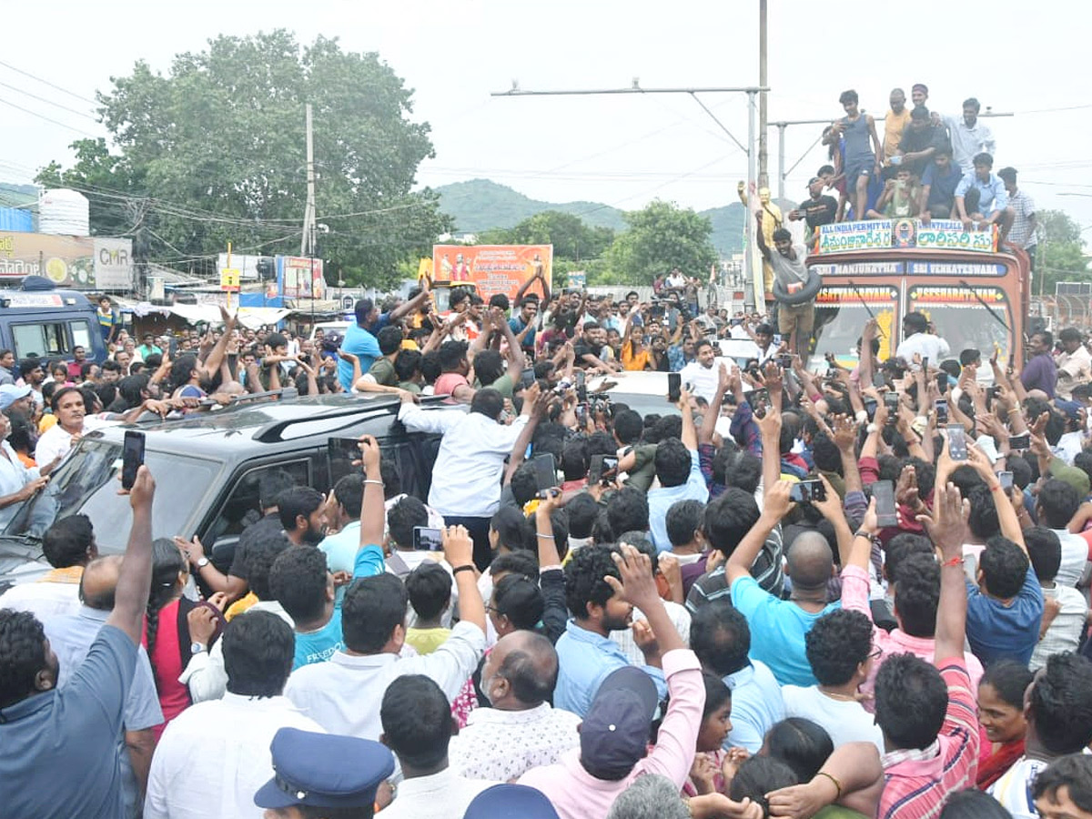 Ys_20jagan_20Visit_20Flooded_20Areas_20in_20Singh_20Nagar_20Photo_20Gallery_20_286_29.jpg 6
