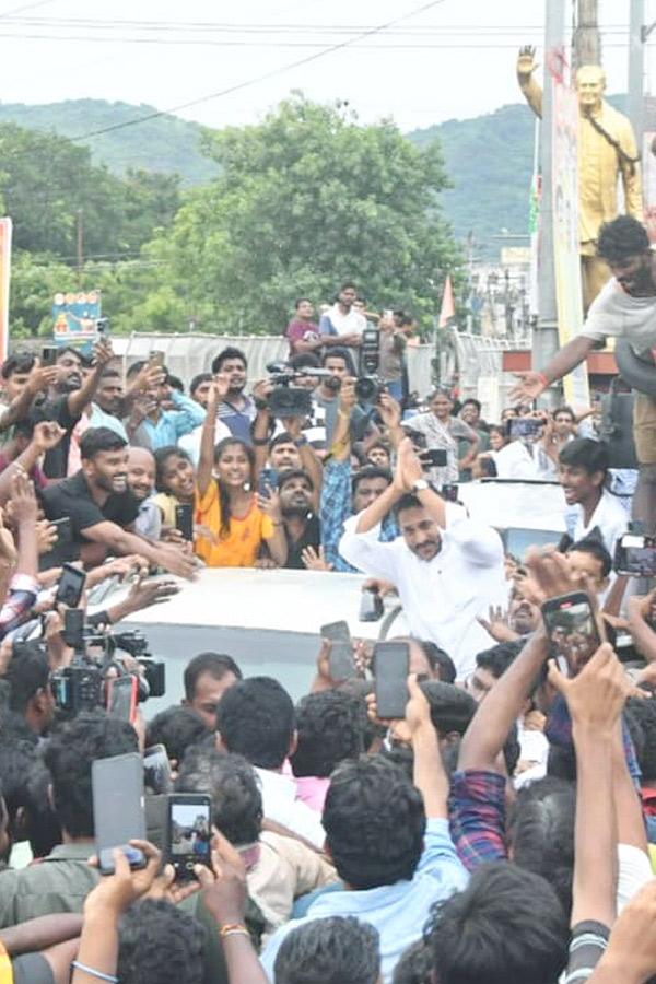 Ys_20jagan_20Visit_20Flooded_20Areas_20in_20Singh_20Nagar_20Photo_20Gallery_20_288_29.jpg 8