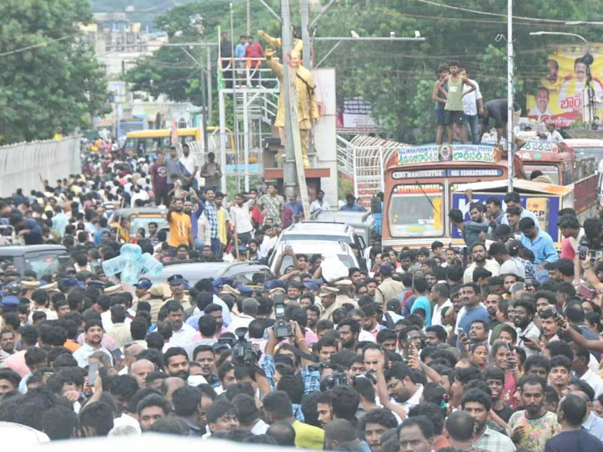 Ys_20jagan_20Visit_20Flooded_20Areas_20in_20Singh_20Nagar_20Photo_20Gallery_20_289_29.jpg 9