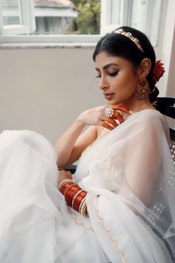 Mouni-Roy-10.jpg 11