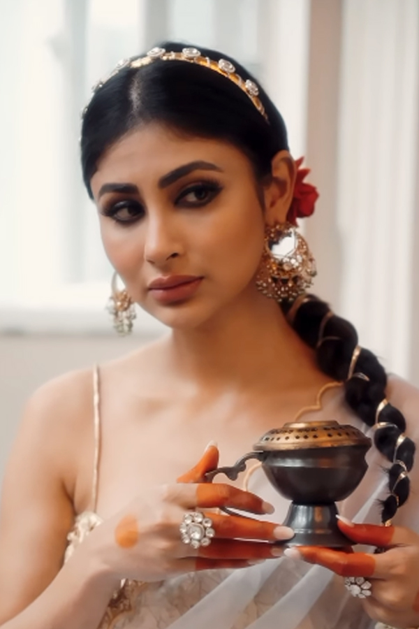 Mouni-Roy-11.jpg 12