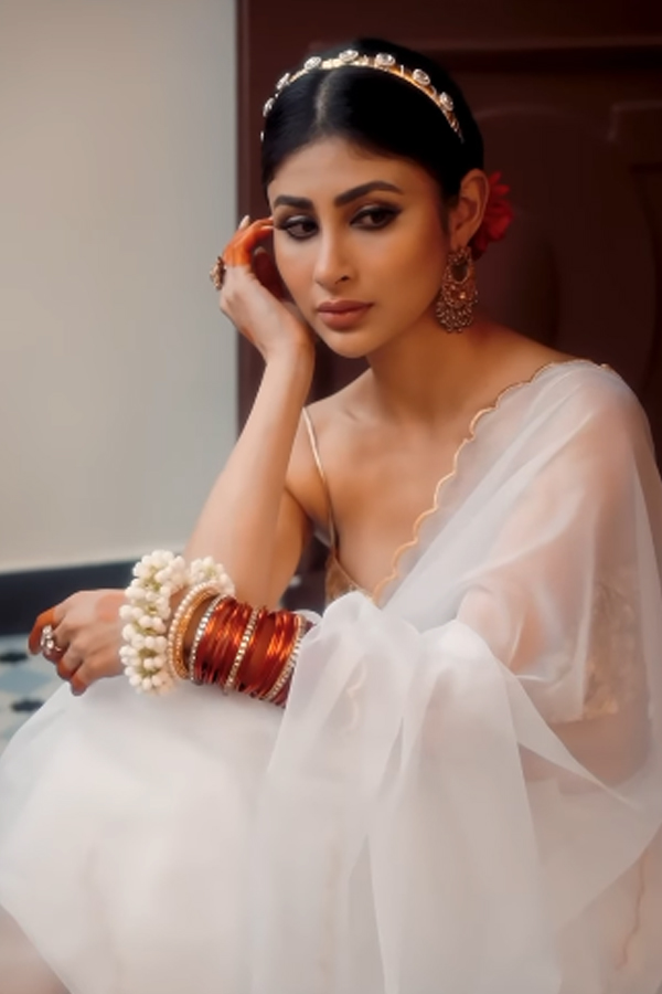 Mouni-Roy-12.jpg 13