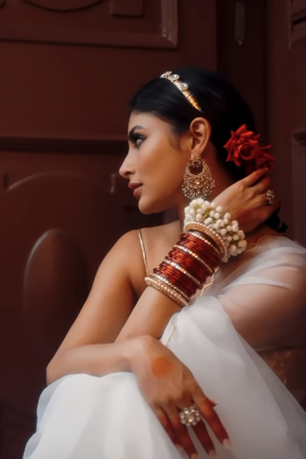 Mouni-Roy-13.jpg 14