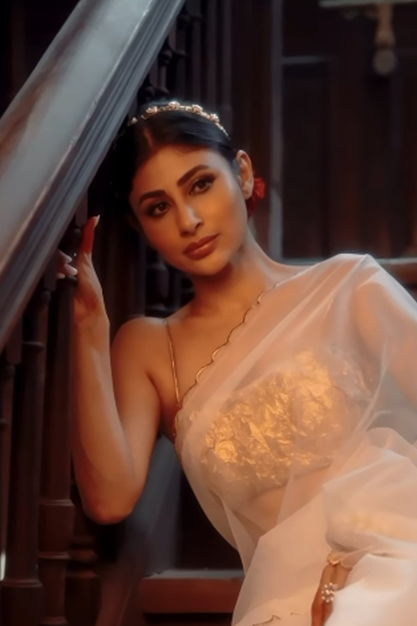 Mouni-Roy-14.jpg 15