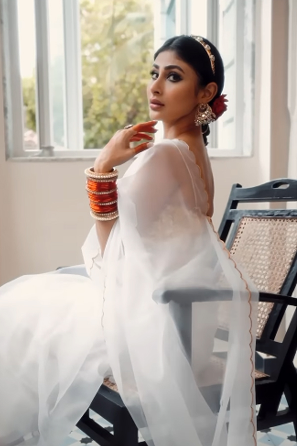 Mouni-Roy-2.jpg 3