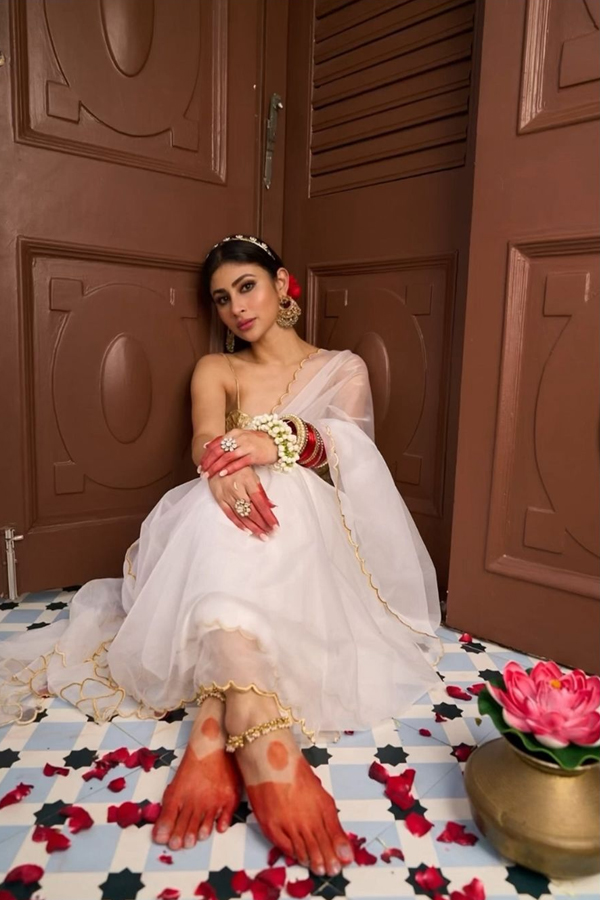 Mouni-Roy-4.jpg 5
