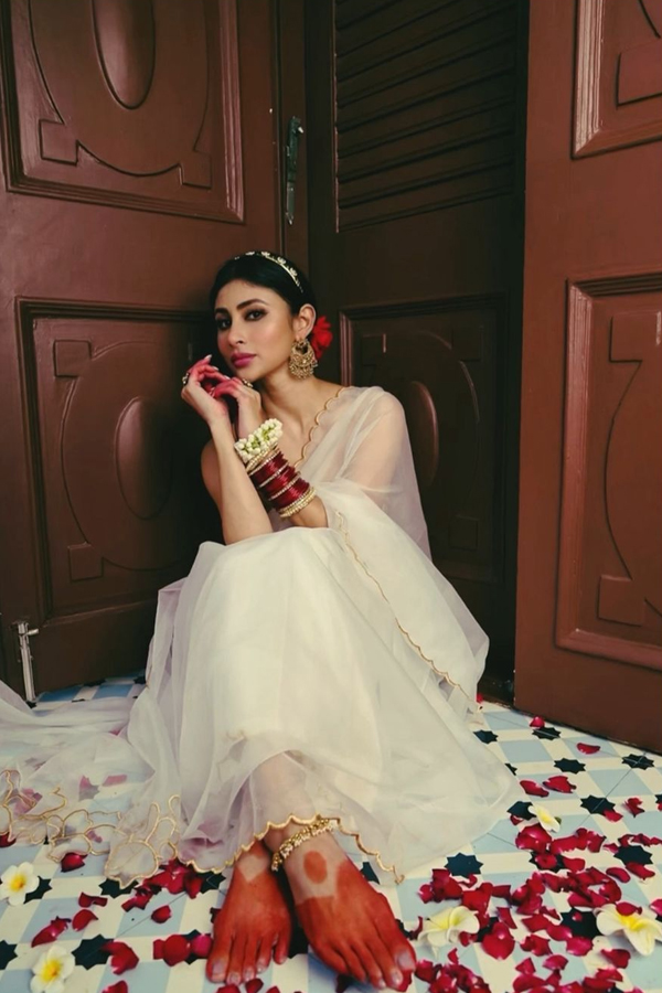 Mouni-Roy-6.jpg 7