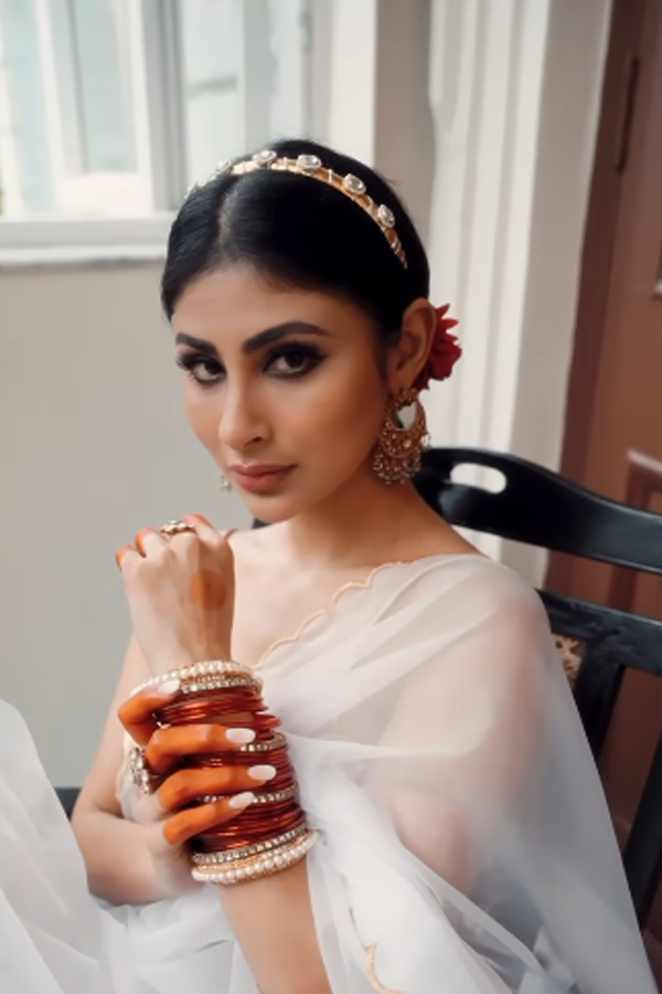 Mouni-Roy-9.jpg 10