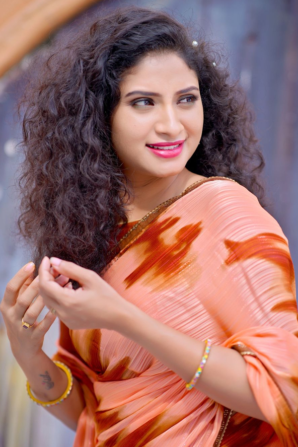 Vishnu-Priya-3.jpg 4