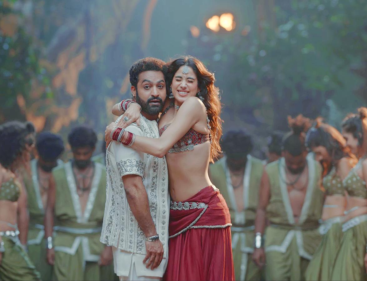 Jr_20NTR_20And_20Janhvi_20Kapoor_20Devara_20Song_20HD_20Photos_1.jpg 1