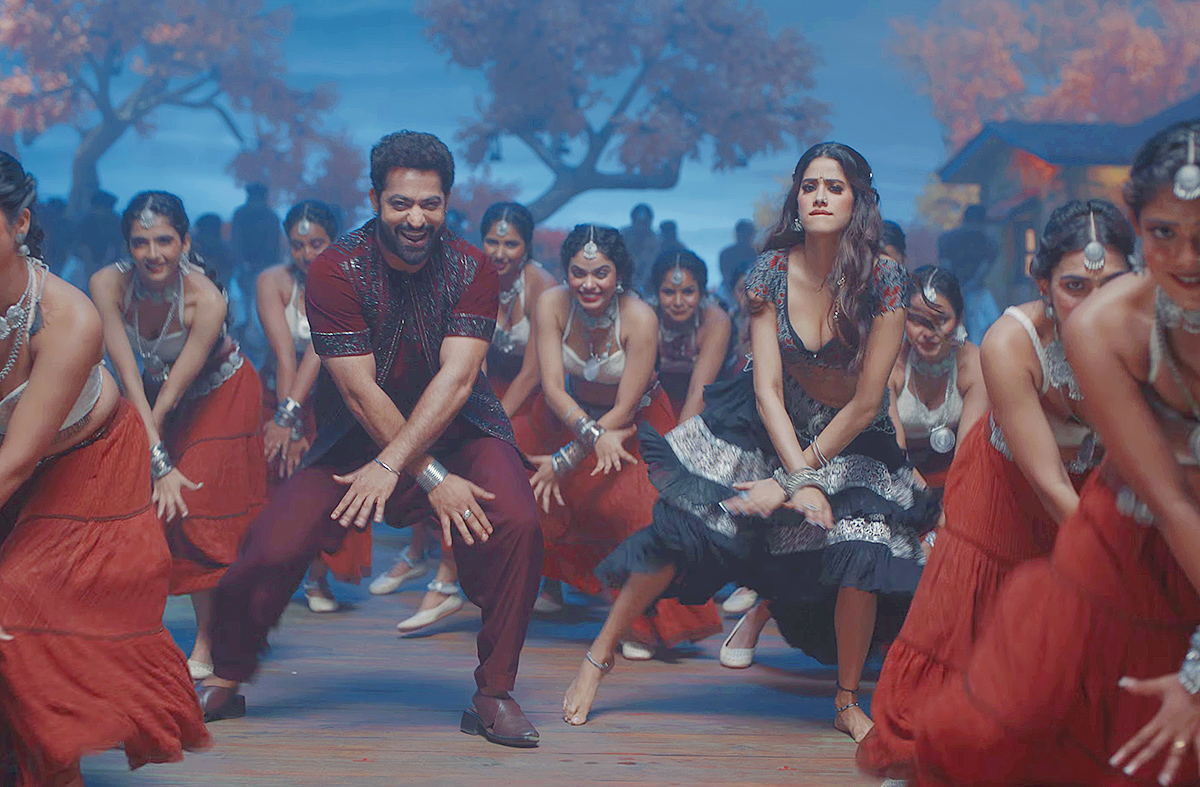 Jr_20NTR_20And_20Janhvi_20Kapoor_20Devara_20Song_20HD_20Photos_16.jpg 16