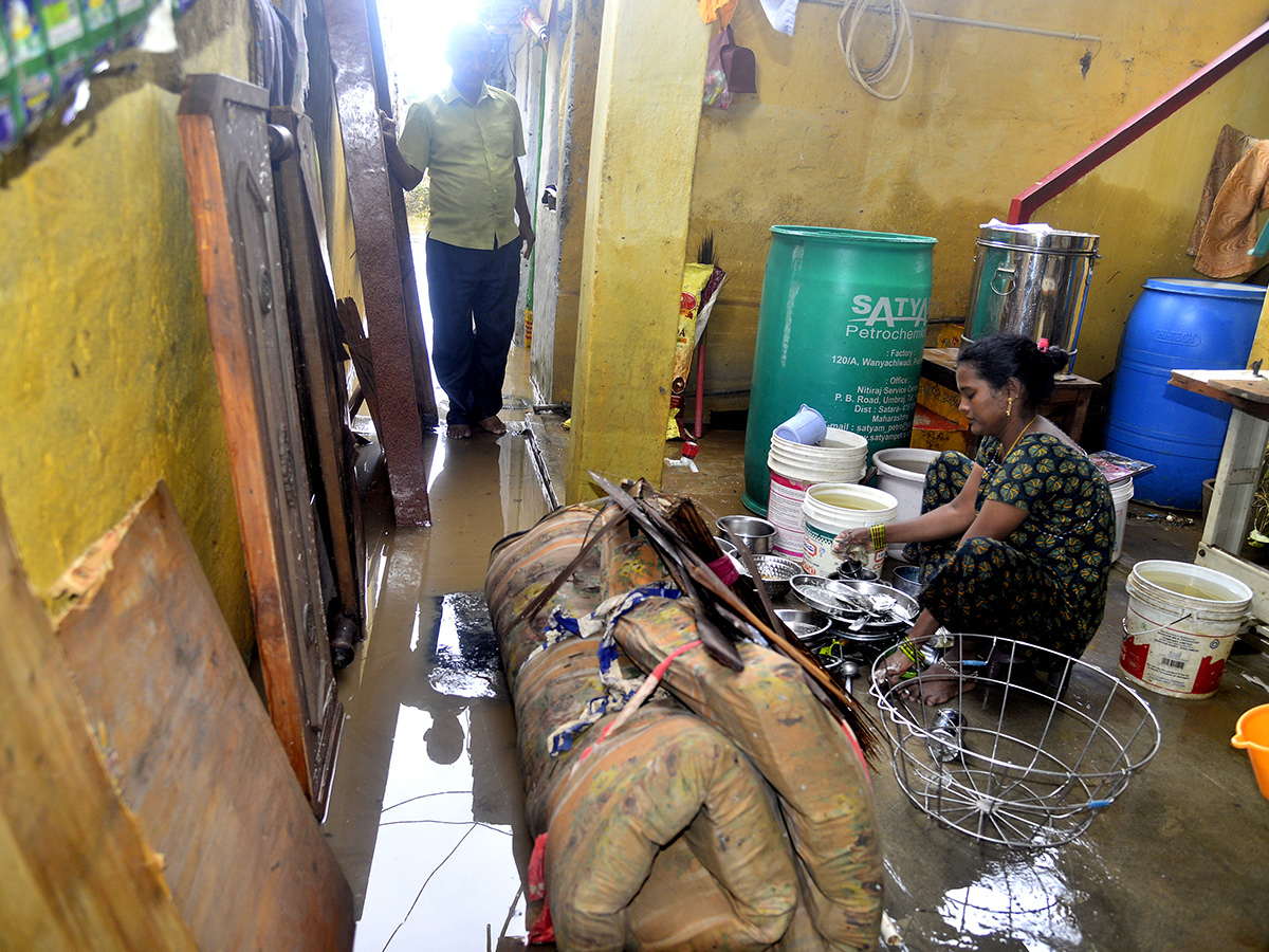 Vijayawada_20Flood_202024_20Photos__20_2819_29.jpg 19
