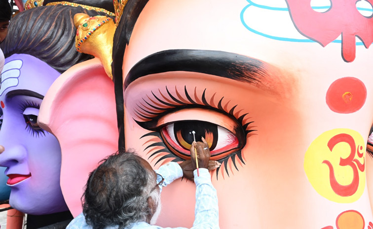 _20Khairatabad_20Ganesh_20eye_20painting_202024_20photos_20_284_29.jpg 4