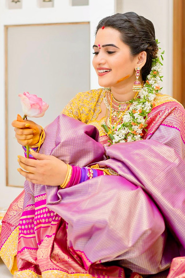Anchor_20Sravanthi_20Chokarapu_20perform_20Pooja_20Photos_20_288_29.jpg 9