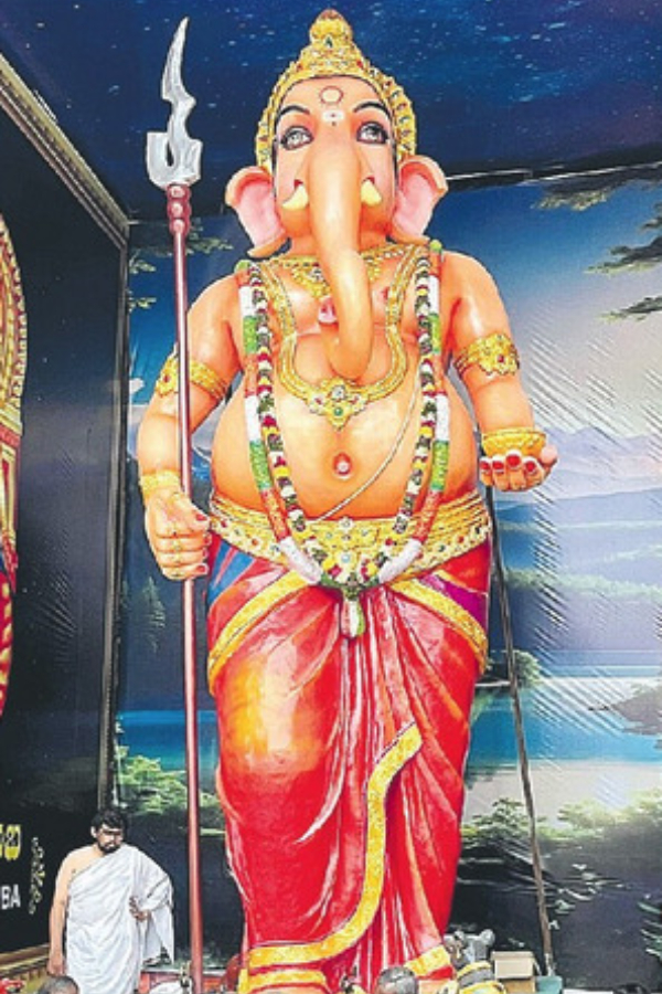 Hyderabad-Ganesh-2_0.jpg 3