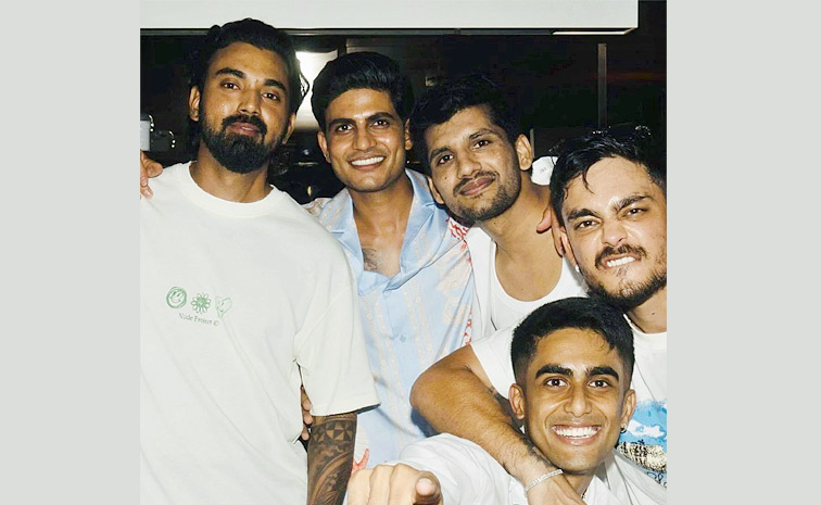Shubman_20Gill_20Parties_20Hard_20With_20Buddies_20Ishan_20Kishan_2C_20KL_20Rahul_20And_20Shreyas_20Iyer_20Photos_20_281_29.jpg 2