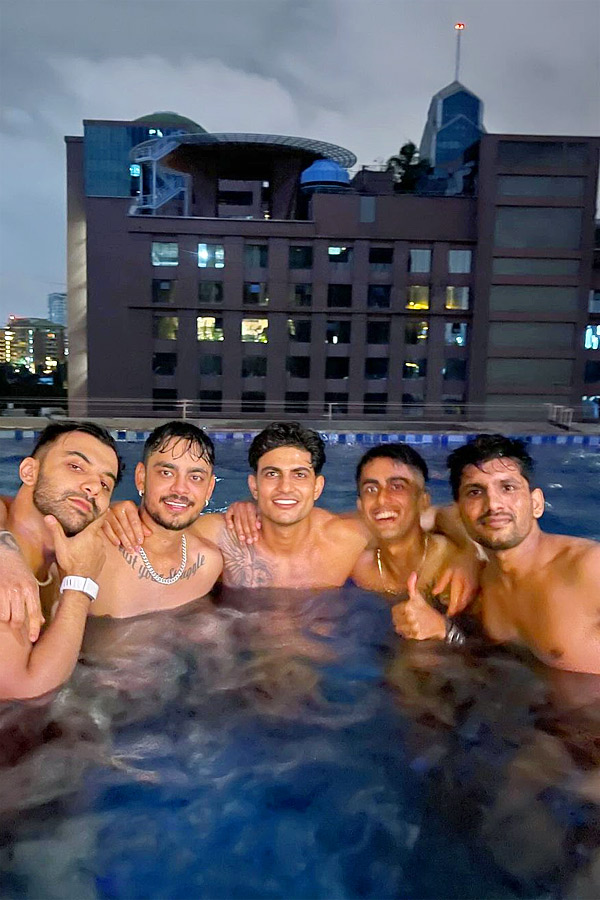 Shubman_20Gill_20Parties_20Hard_20With_20Buddies_20Ishan_20Kishan_2C_20KL_20Rahul_20And_20Shreyas_20Iyer_20Photos_20_283_29.jpg 4