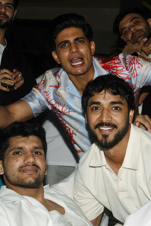 Shubman_20Gill_20Parties_20Hard_20With_20Buddies_20Ishan_20Kishan_2C_20KL_20Rahul_20And_20Shreyas_20Iyer_20Photos_20_285_29.jpg 6