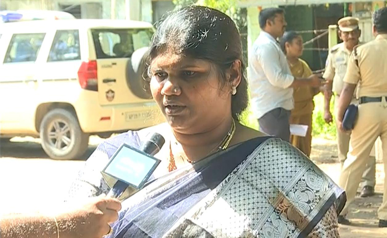 Nandigam-Suresh-Wife.jpg
